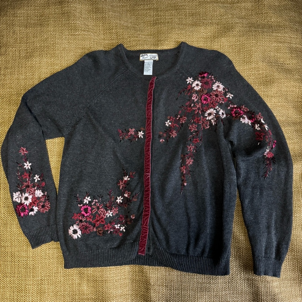 💰SOLD💰Heirloom Collectibles Gray Cardigan (L) 🩶